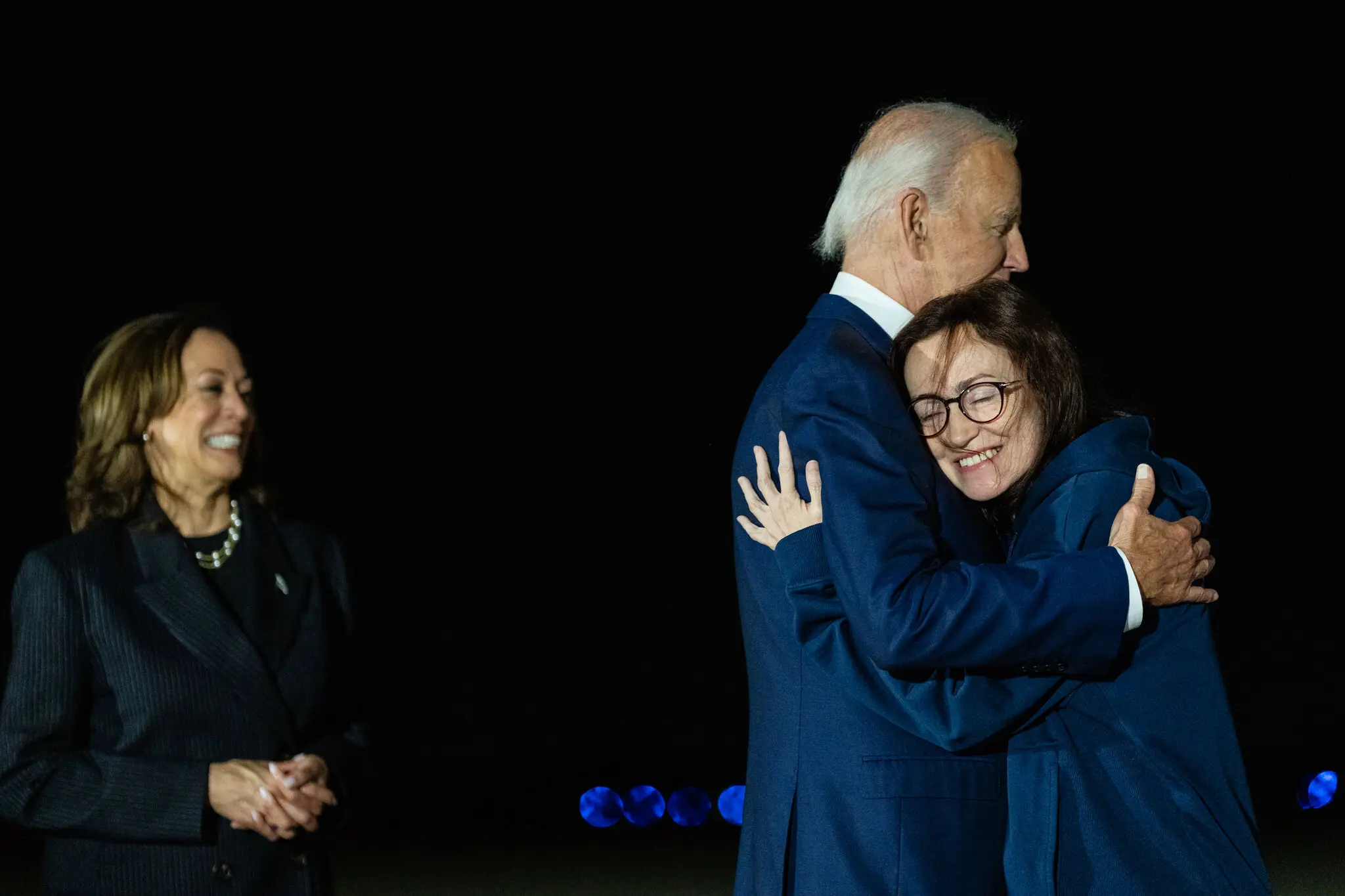 Пан Байден і пані Харріс вітають Алсу Курмашеву, російсько-американського редактора Радіо Вільна Європа/Радіо Свобода, яку минулого року заарештували в Росії.